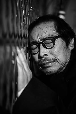 포토 JPG 주간 할아버지 노년 남자 흑백 한명 서기 상반신 야외 앞모습 눈감음 기댐 한국인 한복 70대 철조망 그리움 통일 노인남자한명만 임진각 실향민 국내포토 자연요소 1 한국전통 감정 뷰포인트 모션 촬영기법 사람 동양인 성인 전통의상 파주 남자한명만 노인남자만 파일형식