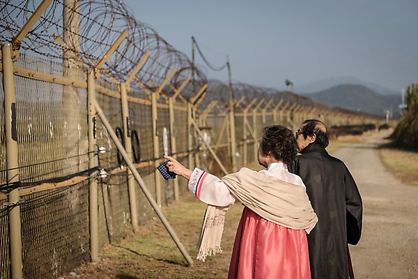 포토 JPG 주간 응시 여자 할아버지 노년 남자 할머니 서기 상반신 야외 두명 뒷모습 아웃포커스 팔짱 노부부 한국인 가리킴 한복 70대 철조망 그리움 통일 노인만 임진각 실향민 국내포토 자연요소 한국전통 부부 시선 감정 뷰포인트 모션 촬영기법 사람 동양인 손짓 성인 전통의상 파주 성인만 파일형식