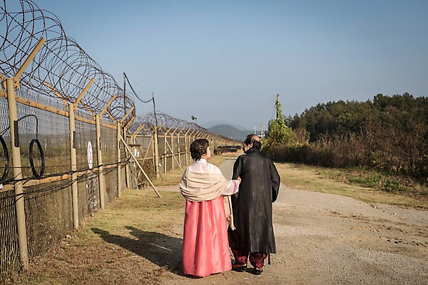 포토 JPG 주간 전신 여자 할아버지 노년 남자 할머니 야외 두명 뒷모습 마주보기 걷기 노부부 한국인 한복 70대 철조망 통일 노인만 임진각 실향민 국내포토 자연요소 한국전통 부부 뷰포인트 모션 사람 동양인 성인 전통의상 파주 성인만 파일형식