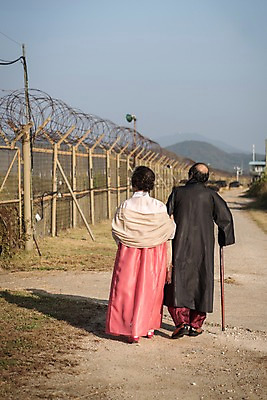 포토 JPG 주간 전신 응시 여자 할아버지 노년 남자 할머니 지팡이 야외 두명 뒷모습 걷기 팔짱 노부부 한국인 한복 70대 철조망 통일 노인만 임진각 실향민 국내포토 자연요소 한국전통 부부 시선 뷰포인트 모션 사람 동양인 성인 전통의상 파주 성인만 파일형식 전통 커플 한국 인종 경기도 아시아 관계 나라