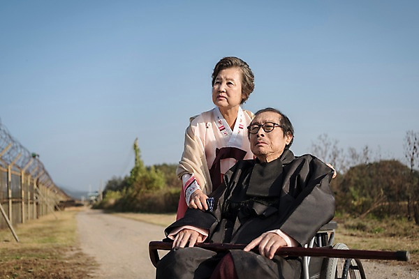 포토 JPG 주간 응시 여자 할아버지 노년 남자 할머니 앉기 상반신 야외 두명 앞모습 옆모습 아웃포커스 노부부 한국인 한복 휠체어 70대 철조망 그리움 통일 노인만 임진각 실향민 국내포토 자연요소 한국전통 부부 시선 감정 뷰포인트 모션 촬영기법 사람 동양인 성인 전통의상 파주 성인만 파일형식