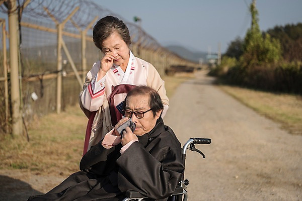 포토 JPG 주간 응시 여자 할아버지 노년 남자 할머니 앉기 상반신 야외 두명 앞모습 아웃포커스 노부부 한국인 슬픔 한복 눈물 휠체어 70대 철조망 그리움 통일 노인만 임진각 실향민 국내포토 자연요소 한국전통 부부 시선 감정 뷰포인트 모션 촬영기법 사람 동양인 성인 전통의상 파주 성인만 파일형식