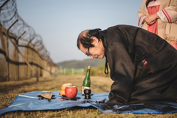포토 JPG 주간 여자 할아버지 노년 남자 할머니 서기 앉기 상반신 야외 두명 옆모습 아웃포커스 신체부위 노부부 한국인 절 한복 제사 돗자리 70대 철조망 제사상 그리움 통일 노인만 임진각 실향민 국내포토 자연요소 한국전통 부부 감정 뷰포인트 모션 촬영기법 사람 동양인 성인 인사 전통의상 전통의례 파주 성인만 파일형식