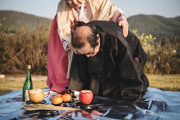 포토 JPG 주간 여자 할아버지 노년 남자 할머니 서기 앉기 상반신 야외 두명 앞모습 아웃포커스 노부부 한국인 절 한복 제사 돗자리 70대 철조망 제사상 그리움 통일 노인만 임진각 실향민 국내포토 자연요소 한국전통 부부 감정 뷰포인트 모션 촬영기법 사람 동양인 성인 인사 전통의상 전통의례 파주 성인만 파일형식