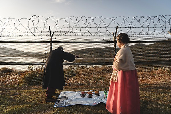 포토 JPG 주간 전신 여자 할아버지 노년 남자 할머니 서기 야외 두명 뒷모습 아웃포커스 노부부 한국인 한복 제사 돗자리 70대 철조망 제사상 그리움 통일 노인만 임진각 실향민 국내포토 자연요소 한국전통 부부 감정 뷰포인트 모션 촬영기법 사람 동양인 성인 전통의상 전통의례 파주 성인만 파일형식