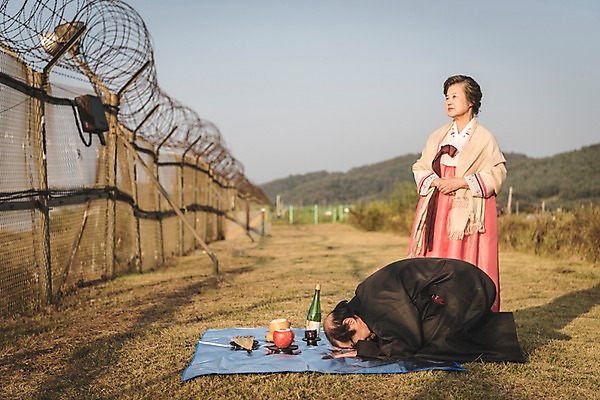 포토 JPG 주간 전신 여자 할아버지 노년 남자 할머니 서기 앉기 야외 두명 앞모습 옆모습 아웃포커스 노부부 한국인 절 한복 제사 돗자리 70대 철조망 제사상 그리움 통일 노인만 임진각 실향민 국내포토 자연요소 한국전통 부부 감정 뷰포인트 모션 촬영기법 사람 동양인 성인 인사 전통의상 전통의례 파주 성인만 파일형식