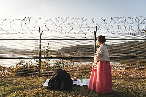 포토 JPG 주간 전신 여자 할아버지 노년 남자 할머니 서기 앉기 야외 두명 뒷모습 아웃포커스 노부부 한국인 한복 제사 돗자리 70대 철조망 제사상 그리움 통일 노인만 임진각 실향민 국내포토 자연요소 한국전통 부부 감정 뷰포인트 모션 촬영기법 사람 동양인 성인 전통의상 전통의례 파주 성인만 파일형식