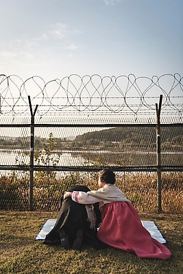 포토 JPG 주간 전신 여자 할아버지 노년 남자 할머니 앉기 야외 두명 뒷모습 아웃포커스 노부부 한국인 절 한복 돗자리 70대 철조망 그리움 위로 통일 노인만 임진각 실향민 국내포토 자연요소 한국전통 부부 감정 뷰포인트 모션 촬영기법 사람 동양인 성인 인사 전통의상 파주 성인만 파일형식