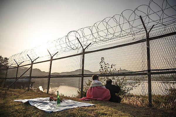 포토 JPG 주간 전신 여자 할아버지 노년 남자 할머니 앉기 야외 두명 뒷모습 아웃포커스 노부부 한국인 한복 70대 철조망 제사상 그리움 위로 통일 노인만 임진각 실향민 국내포토 자연요소 한국전통 부부 감정 뷰포인트 모션 촬영기법 사람 동양인 성인 전통의상 제사 파주 성인만 파일형식