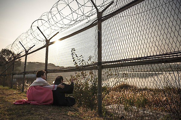 포토 JPG 주간 전신 여자 할아버지 노년 남자 할머니 앉기 야외 두명 옆모습 뒷모습 아웃포커스 노부부 한국인 한복 70대 철조망 그리움 위로 통일 노인만 임진각 실향민 국내포토 자연요소 한국전통 부부 감정 뷰포인트 모션 촬영기법 사람 동양인 성인 전통의상 파주 성인만 파일형식