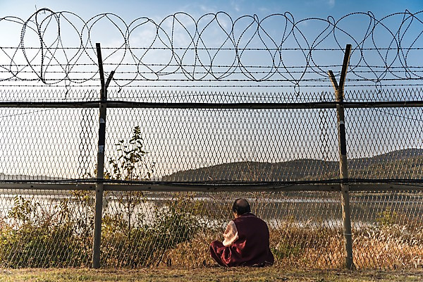 포토 JPG 주간 전신 응시 할아버지 노년 남자 한명 앉기 야외 뒷모습 아웃포커스 한국인 한복 70대 철조망 그리움 통일 노인남자한명만 임진각 실향민 국내포토 자연요소 1 한국전통 시선 감정 뷰포인트 모션 촬영기법 사람 동양인 성인 전통의상 파주 남자한명만 노인남자만 파일형식