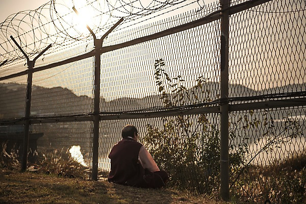 포토 JPG 주간 전신 응시 할아버지 노년 남자 한명 앉기 야외 뒷모습 아웃포커스 한국인 한복 70대 철조망 그리움 통일 노인남자한명만 임진각 실향민 국내포토 자연요소 1 한국전통 시선 감정 뷰포인트 모션 촬영기법 사람 동양인 성인 전통의상 파주 남자한명만 노인남자만 파일형식