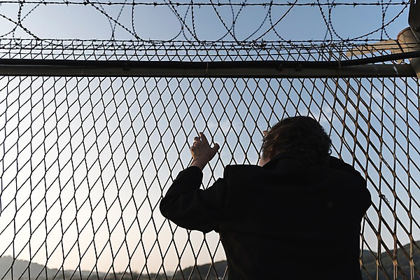 포토 JPG 주간 응시 여자 노년 할머니 한명 서기 정장 상반신 야외 뒷모습 아웃포커스 한국인 잡기 70대 철조망 그리움 통일 노인여자한명만 임진각 실향민 국내포토 자연요소 1 시선 옷 감정 뷰포인트 모션 촬영기법 사람 동양인 성인 파주 여자한명만 노인여자만 파일형식