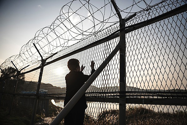 포토 JPG 주간 응시 여자 노년 할머니 한명 서기 정장 상반신 야외 뒷모습 아웃포커스 노을 한국인 잡기 70대 철조망 그리움 통일 노인여자한명만 임진각 실향민 국내포토 자연요소 1 시선 옷 감정 뷰포인트 모션 촬영기법 사람 동양인 성인 파주 여자한명만 노인여자만 파일형식