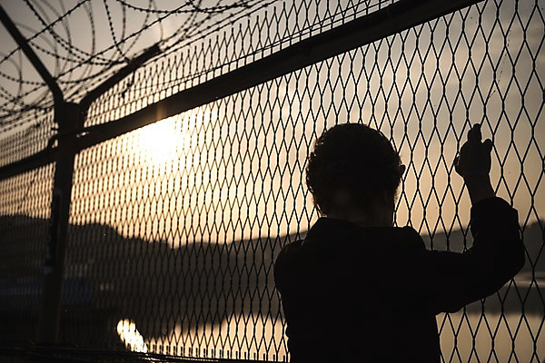 포토 JPG 주간 응시 여자 노년 할머니 한명 서기 정장 상반신 야외 뒷모습 아웃포커스 노을 한국인 잡기 70대 철조망 그리움 통일 노인여자한명만 임진각 실향민 국내포토 자연요소 1 시선 옷 감정 뷰포인트 모션 촬영기법 사람 동양인 성인 파주 여자한명만 노인여자만 파일형식