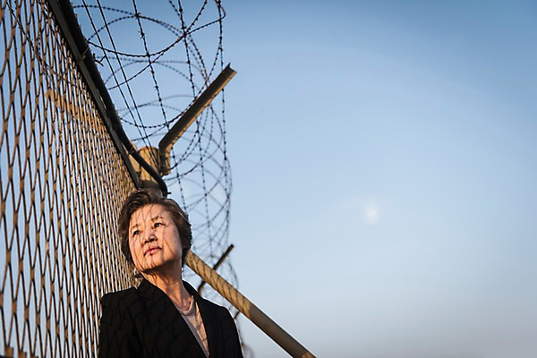 포토 JPG 주간 여자 노년 할머니 한명 서기 정장 상반신 야외 앞모습 아웃포커스 기댐 한국인 70대 철조망 그리움 통일 노인여자한명만 임진각 실향민 국내포토 자연요소 1 옷 감정 뷰포인트 모션 촬영기법 사람 동양인 성인 파주 여자한명만 노인여자만 파일형식