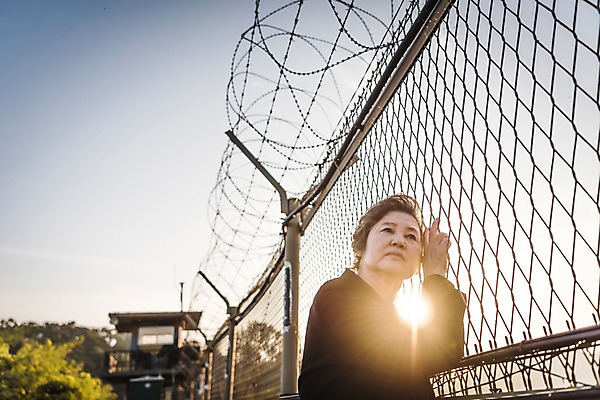 포토 JPG 주간 응시 여자 노년 할머니 한명 서기 정장 상반신 야외 옆모습 아웃포커스 햇빛 기댐 한국인 70대 철조망 그리움 통일 노인여자한명만 임진각 실향민 국내포토 자연요소 1 시선 옷 감정 뷰포인트 모션 촬영기법 사람 동양인 성인 태양 파주 여자한명만 노인여자만 파일형식