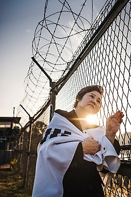 포토 JPG 주간 응시 여자 노년 할머니 한명 서기 정장 상반신 야외 옆모습 아웃포커스 햇빛 기댐 한국인 태극기 70대 철조망 그리움 통일 노인여자한명만 임진각 실향민 국내포토 자연요소 1 시선 옷 감정 뷰포인트 모션 촬영기법 사람 동양인 성인 태양 국기 파주 여자한명만 노인여자만 파일형식