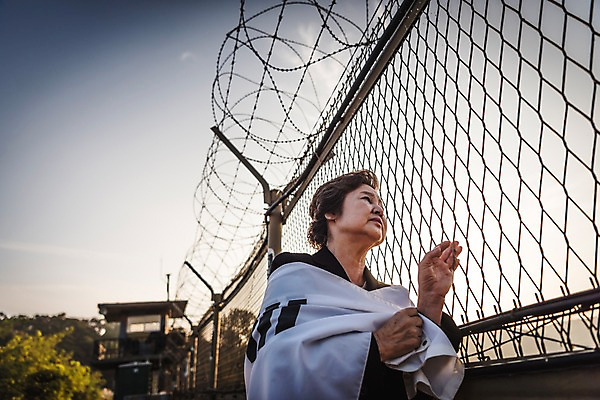 포토 JPG 주간 응시 여자 노년 할머니 한명 서기 정장 상반신 야외 옆모습 아웃포커스 한국인 잡기 태극기 70대 철조망 그리움 통일 노인여자한명만 임진각 실향민 국내포토 자연요소 1 시선 옷 감정 뷰포인트 모션 촬영기법 사람 동양인 성인 국기 파주 여자한명만 노인여자만 파일형식