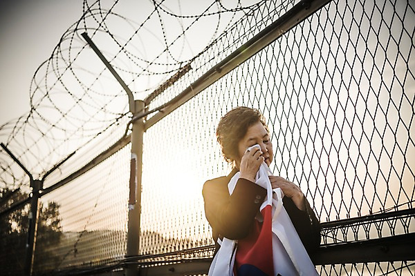 포토 JPG 주간 여자 노년 할머니 한명 서기 정장 상반신 야외 옆모습 아웃포커스 한국인 태극기 눈물 70대 철조망 그리움 통일 노인여자한명만 임진각 실향민 국내포토 자연요소 1 옷 감정 뷰포인트 모션 촬영기법 사람 동양인 성인 국기 파주 여자한명만 노인여자만 파일형식
