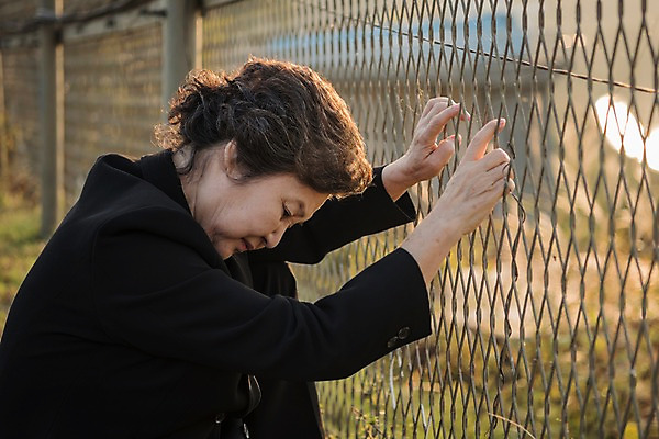 포토 JPG 주간 여자 노년 할머니 한명 서기 정장 상반신 야외 옆모습 아웃포커스 한국인 잡기 70대 철조망 그리움 통일 노인여자한명만 임진각 실향민 국내포토 자연요소 1 옷 감정 뷰포인트 모션 촬영기법 사람 동양인 성인 파주 여자한명만 노인여자만 파일형식