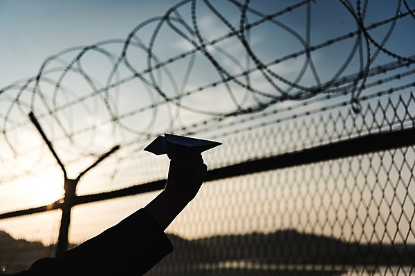 포토 JPG 주간 손 여자 노년 실루엣 할머니 한명 야외 아웃포커스 신체부위 희망 한국인 종이비행기 70대 철조망 그리움 통일 노인여자한명만 임진각 실향민 국내포토 자연요소 1 감정 촬영기법 사람 동양인 성인 종이접기 파주 여자한명만 노인여자만 파일형식