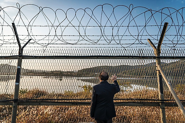 포토 JPG 주간 응시 할아버지 노년 남자 한명 서기 정장 상반신 야외 뒷모습 아웃포커스 한국인 잡기 70대 철조망 그리움 통일 노인남자한명만 임진각 실향민 국내포토 자연요소 1 시선 옷 감정 뷰포인트 모션 촬영기법 사람 동양인 성인 파주 남자한명만 노인남자만 파일형식