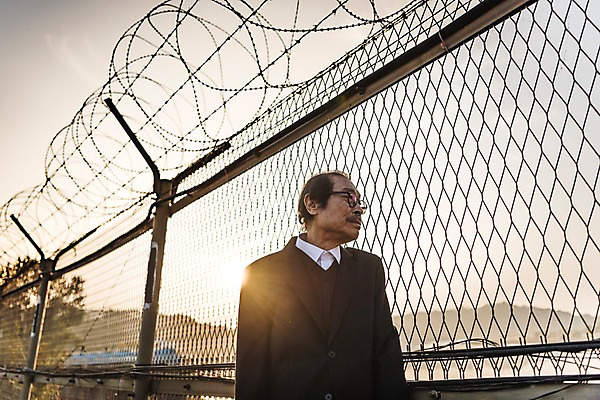 포토 JPG 주간 응시 할아버지 노년 남자 한명 서기 정장 상반신 야외 옆모습 아웃포커스 기댐 한국인 70대 철조망 그리움 통일 노인남자한명만 임진각 실향민 국내포토 자연요소 1 시선 옷 감정 뷰포인트 모션 촬영기법 사람 동양인 성인 파주 남자한명만 노인남자만 파일형식