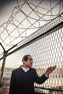 포토 JPG 주간 응시 할아버지 노년 남자 한명 서기 정장 상반신 야외 옆모습 아웃포커스 한국인 잡기 70대 철조망 그리움 통일 노인남자한명만 임진각 실향민 국내포토 자연요소 1 시선 옷 감정 뷰포인트 모션 촬영기법 사람 동양인 성인 파주 남자한명만 노인남자만 파일형식