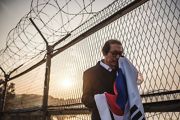 포토 JPG 주간 할아버지 노년 남자 한명 서기 정장 상반신 야외 앞모습 아웃포커스 한국인 태극기 눈물 70대 철조망 그리움 통일 노인남자한명만 임진각 실향민 국내포토 자연요소 1 옷 감정 뷰포인트 모션 촬영기법 사람 동양인 성인 국기 파주 남자한명만 노인남자만 파일형식