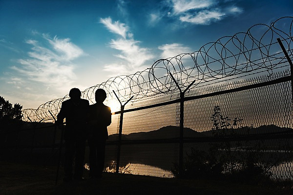 포토 JPG 주간 전신 여자 할아버지 노년 남자 실루엣 할머니 서기 정장 야외 두명 뒷모습 아웃포커스 노부부 일몰 한국인 70대 철조망 그리움 통일 노인만 임진각 실향민 국내포토 자연요소 부부 옷 감정 뷰포인트 모션 촬영기법 사람 동양인 성인 노을 파주 성인만 파일형식