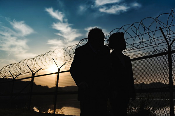 포토 JPG 주간 여자 할아버지 노년 남자 실루엣 할머니 서기 정장 상반신 야외 두명 뒷모습 아웃포커스 노부부 일몰 한국인 70대 철조망 그리움 통일 노인만 임진각 실향민 국내포토 자연요소 부부 옷 감정 뷰포인트 모션 촬영기법 사람 동양인 성인 노을 파주 성인만 파일형식