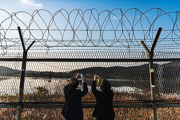 포토 JPG 주간 여자 할아버지 노년 남자 리본 할머니 서기 정장 상반신 야외 두명 뒷모습 아웃포커스 노부부 한국인 70대 철조망 그리움 통일 노인만 임진각 실향민 국내포토 자연요소 부부 옷 감정 뷰포인트 모션 촬영기법 사람 동양인 성인 파주 성인만 파일형식