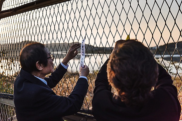 포토 JPG 주간 여자 할아버지 노년 남자 리본 할머니 서기 정장 상반신 야외 두명 뒷모습 아웃포커스 노부부 희망 한국인 70대 철조망 그리움 통일 노인만 임진각 실향민 국내포토 자연요소 부부 옷 감정 뷰포인트 모션 촬영기법 사람 동양인 성인 파주 성인만 파일형식