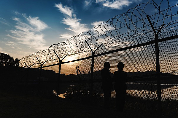 포토 JPG 주간 전신 여자 할아버지 노년 남자 실루엣 할머니 서기 정장 야외 두명 뒷모습 아웃포커스 노부부 일몰 한국인 70대 철조망 그리움 통일 노인만 임진각 실향민 국내포토 자연요소 부부 옷 감정 뷰포인트 모션 촬영기법 사람 동양인 성인 노을 파주 성인만 파일형식