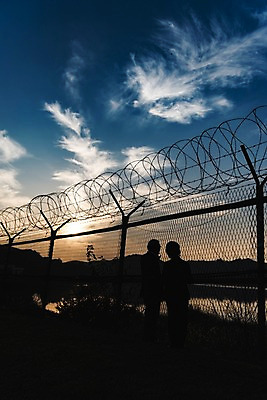 포토 JPG 주간 전신 여자 할아버지 노년 남자 실루엣 할머니 서기 정장 야외 두명 뒷모습 아웃포커스 노부부 일몰 한국인 70대 철조망 그리움 통일 노인만 임진각 실향민 국내포토 자연요소 부부 옷 감정 뷰포인트 모션 촬영기법 사람 동양인 성인 노을 파주 성인만 파일형식