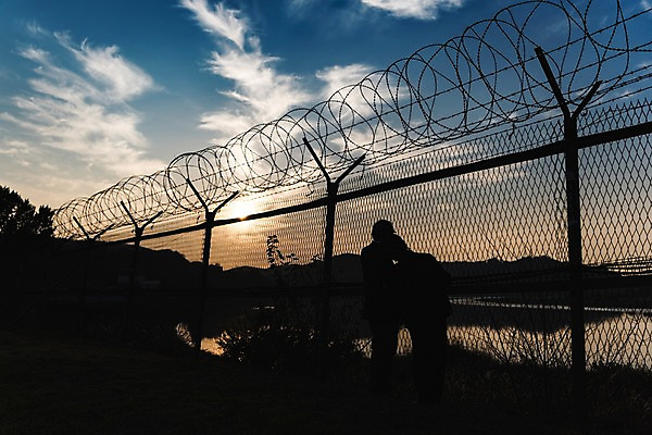 포토 JPG 주간 전신 여자 할아버지 노년 남자 실루엣 할머니 서기 정장 야외 두명 뒷모습 아웃포커스 노부부 기댐 일몰 한국인 70대 철조망 그리움 통일 노인만 임진각 실향민 국내포토 자연요소 부부 옷 감정 뷰포인트 모션 촬영기법 사람 동양인 성인 노을 파주 성인만 파일형식
