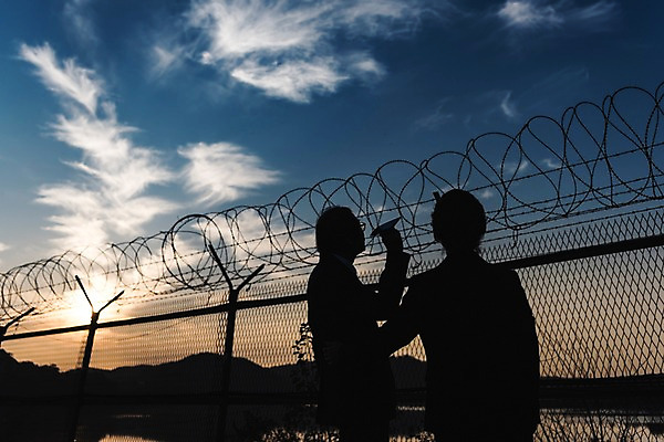 포토 JPG 주간 여자 할아버지 노년 남자 실루엣 할머니 서기 정장 상반신 야외 두명 뒷모습 아웃포커스 노부부 일몰 한국인 종이비행기 70대 철조망 그리움 통일 노인만 임진각 실향민 국내포토 자연요소 부부 옷 감정 뷰포인트 모션 촬영기법 사람 동양인 성인 노을 종이접기 파주 성인만 파일형식