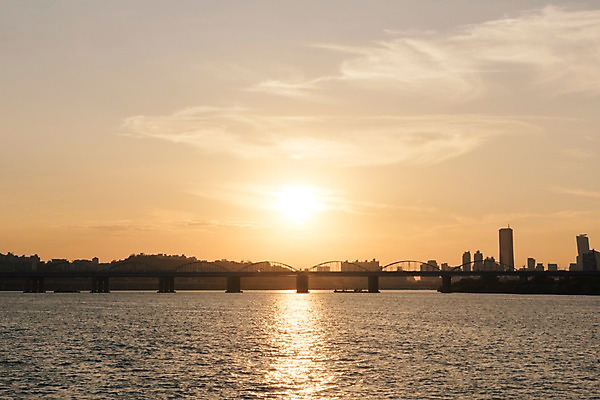 포토 JPG 주간 구름 실루엣 하늘 풍경 빌딩 사람없음 야외 태양 노을 다리 도시 한강 국내포토 자연요소 서울 촬영기법 건물 신체부위 랜드마크 파일형식