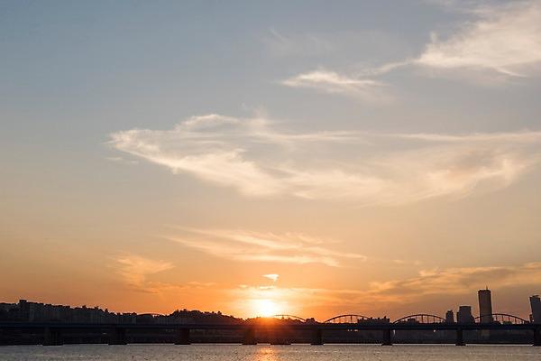 포토 JPG 주간 구름 실루엣 하늘 풍경 빌딩 사람없음 야외 태양 노을 다리 도시 한강 국내포토 자연요소 서울 촬영기법 건물 신체부위 랜드마크 파일형식