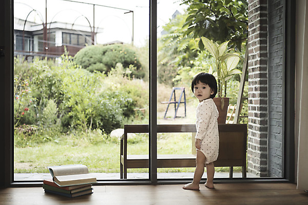 포토 JPG 전신 여자 어린이 창문 실내 한명 서기 앞모습 책 정원 한국인 아기 뒤돌아보기 여자아기한명만 국내포토 1 뷰포인트 모션 사람 동양인 내부 여자한명만 여자아기만 파일형식