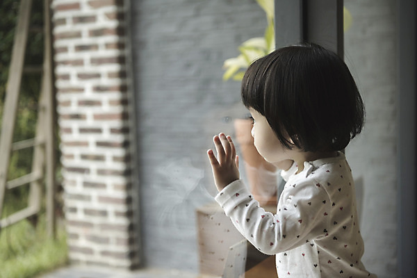 포토 JPG 응시 여자 어린이 창문 실내 한명 서기 상반신 옆모습 정원 한국인 아기 여자아기한명만 국내포토 1 시선 뷰포인트 모션 사람 동양인 내부 여자한명만 여자아기만 파일형식