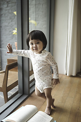 포토 JPG 전신 여자 어린이 창문 실내 한명 서기 앞모습 책 기댐 한국인 아기 여자아기한명만 국내포토 1 뷰포인트 모션 사람 동양인 내부 여자한명만 여자아기만 파일형식