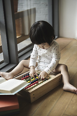 포토 JPG 전신 응시 여자 어린이 놀이 실내 한명 앉기 옆모습 책 장난감 한국인 아기 수학 집중 여자아기한명만 국내포토 1 시선 뷰포인트 컨셉 교과목 모션 사람 동양인 내부 여자한명만 여자아기만 파일형식