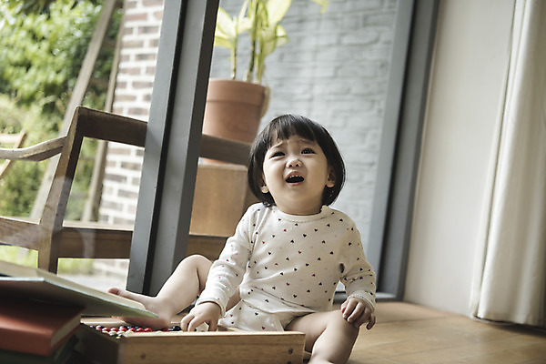 포토 JPG 전신 여자 어린이 놀이 실내 한명 앉기 앞모습 장난감 한국인 짜증 아기 수학 여자아기한명만 국내포토 1 감정 뷰포인트 교과목 모션 사람 동양인 내부 여자한명만 여자아기만 파일형식