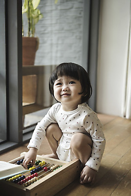포토 JPG 전신 응시 여자 어린이 놀이 실내 한명 앉기 앞모습 장난감 한국인 아기 수학 여자아기한명만 국내포토 1 시선 뷰포인트 교과목 모션 사람 동양인 내부 여자한명만 여자아기만 파일형식