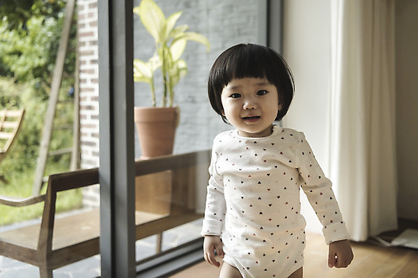 포토 JPG 여자 어린이 실내 한명 서기 웃음 상반신 앞모습 한국인 아기 여자아기한명만 국내포토 1 뷰포인트 모션 표정 사람 동양인 내부 여자한명만 여자아기만 파일형식