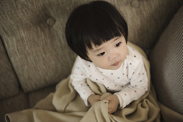 포토 JPG 응시 여자 어린이 실내 한명 앉기 상반신 앞모습 소파 이불 한국인 아기 여자아기한명만 국내포토 1 시선 뷰포인트 의자 침구 모션 사람 동양인 내부 여자한명만 여자아기만 파일형식