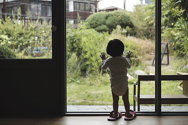 포토 JPG 전신 응시 여자 창문 실내 한명 서기 뒷모습 정원 한국인 아기 여자아기한명만 국내포토 1 시선 뷰포인트 모션 사람 동양인 내부 여자한명만 여자아기만 파일형식