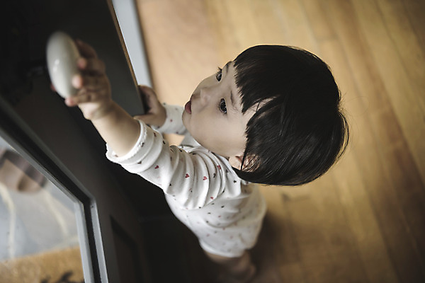 포토 JPG 전신 여자 실내 한명 서기 옆모습 문 한국인 아기 오픈 여자아기한명만 국내포토 1 뷰포인트 모션 사람 동양인 내부 여자한명만 여자아기만 파일형식